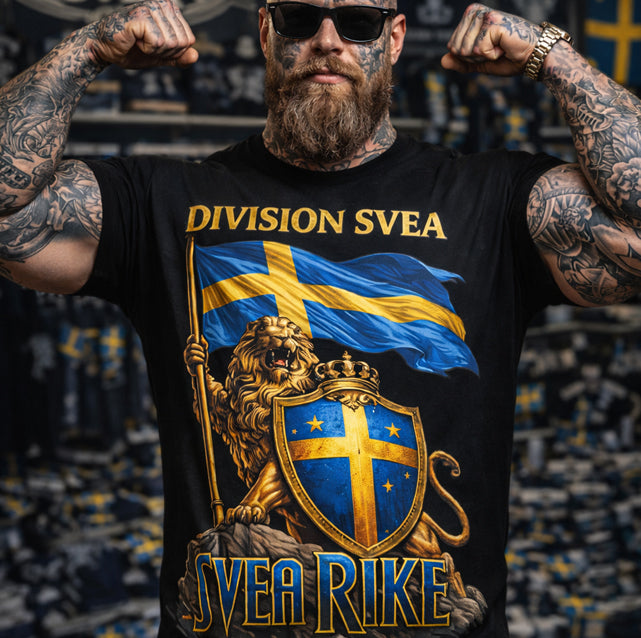 SVEA RIKE – Unisex Signature Tee