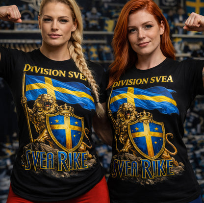 SVEA RIKE – Unisex Signature Tee
